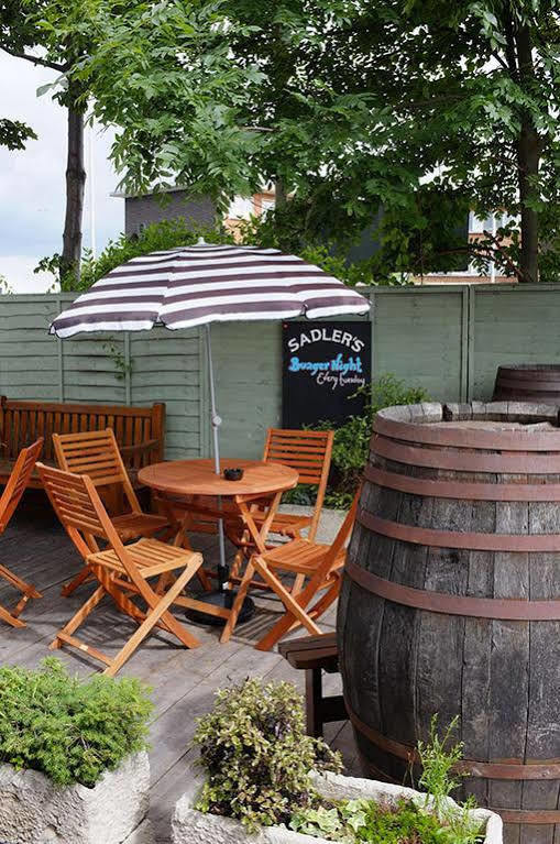 The Windsor Castle Inn Lye Экстерьер фото
